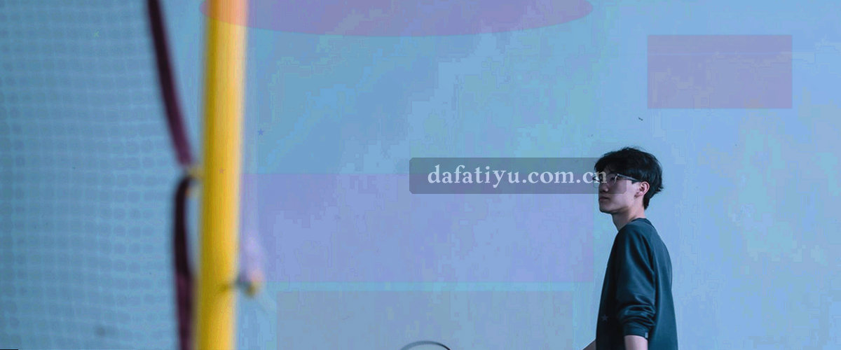 冷灰蓝网格与橙色时间刻度构成的抽象纹理，画面中无人物